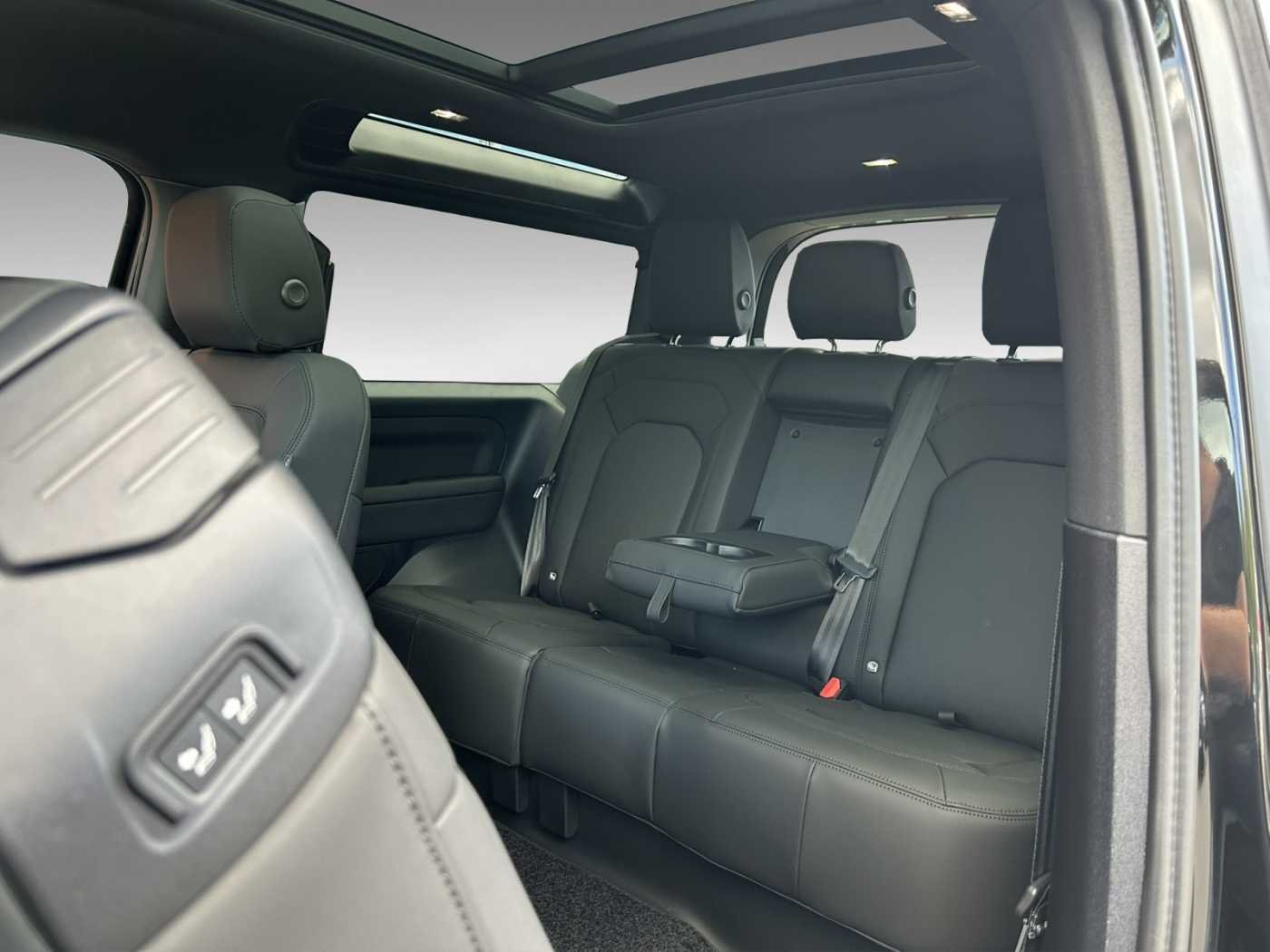 Land Rover Defender D250 90 X-Dynamic SE LUFTFAHRWERK AHK BLACK PACK PANORAMADACH