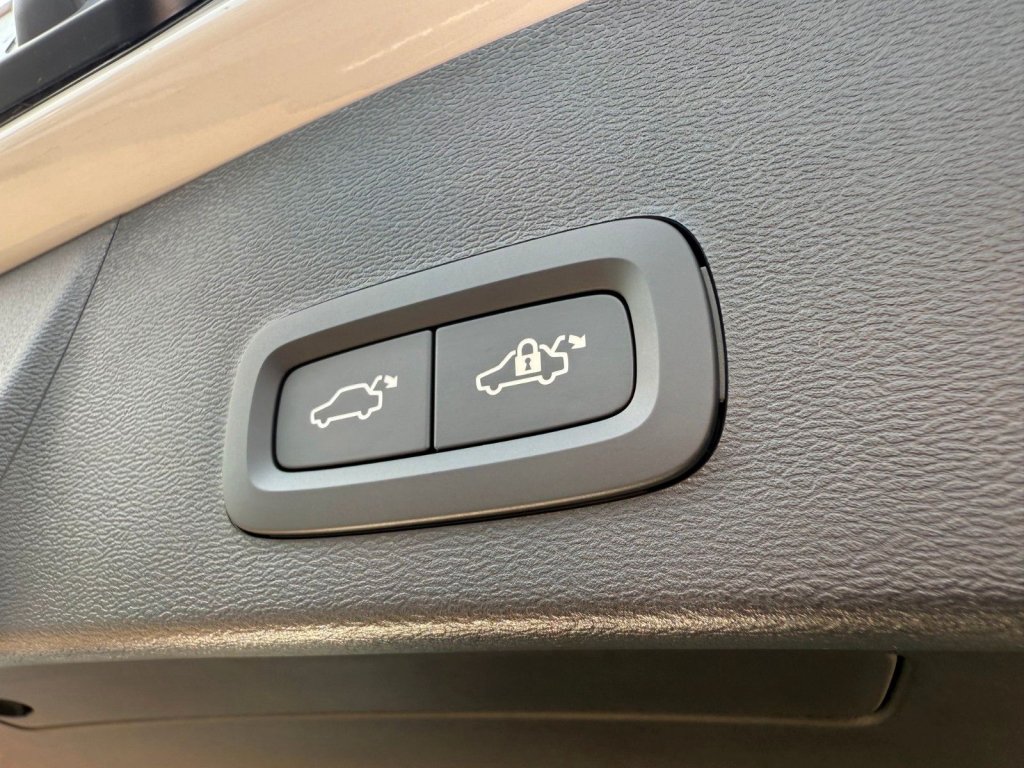 Volvo XC40 B3 Plus Black Edition+10.500€ Preisvorteil+FS-Heizung+ACC+HK+BLIS