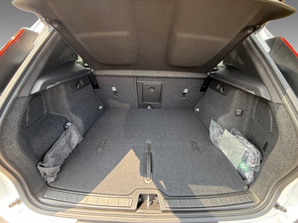 Volvo XC40 B3 Plus Black Edition+7.500€ Preisvorteil+FS-Heizung+ACC+HK+BLIS