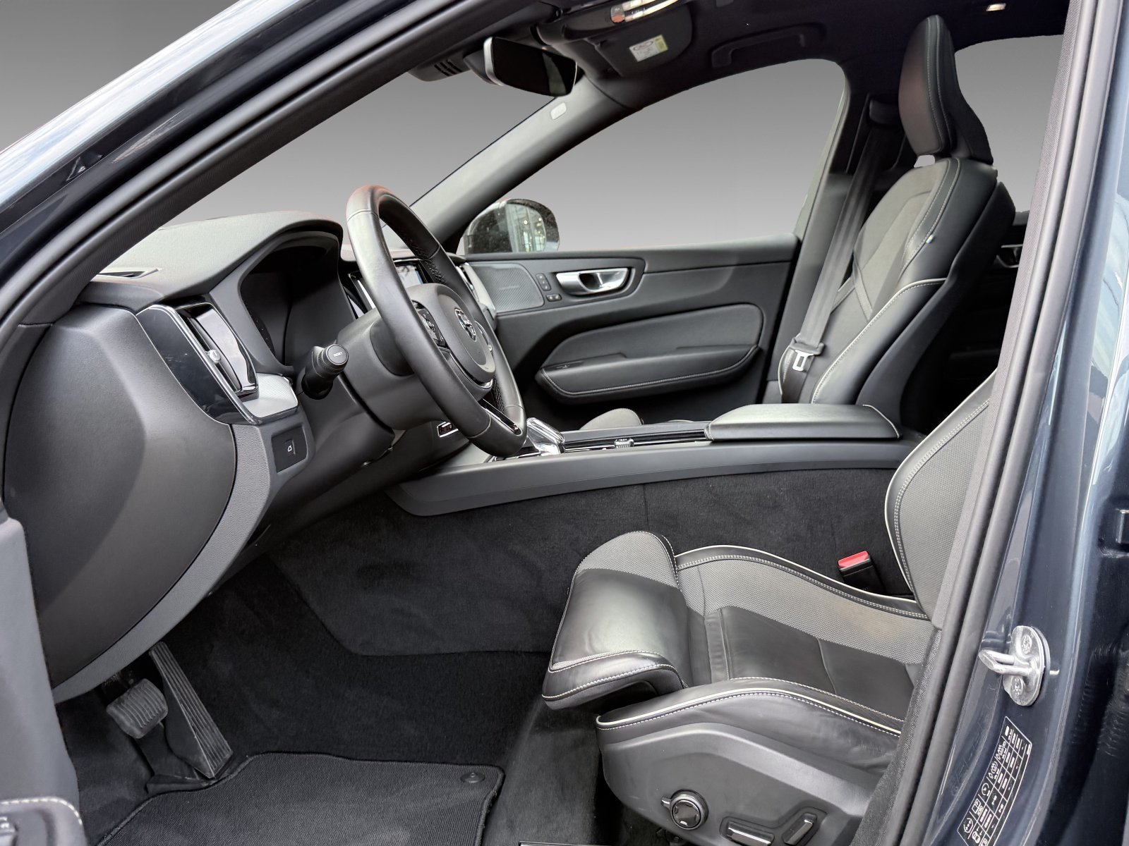 Volvo XC60 B4 Plus Dark AWD+360°+AHK+ACC+Business-Paket+HK+Panorama
