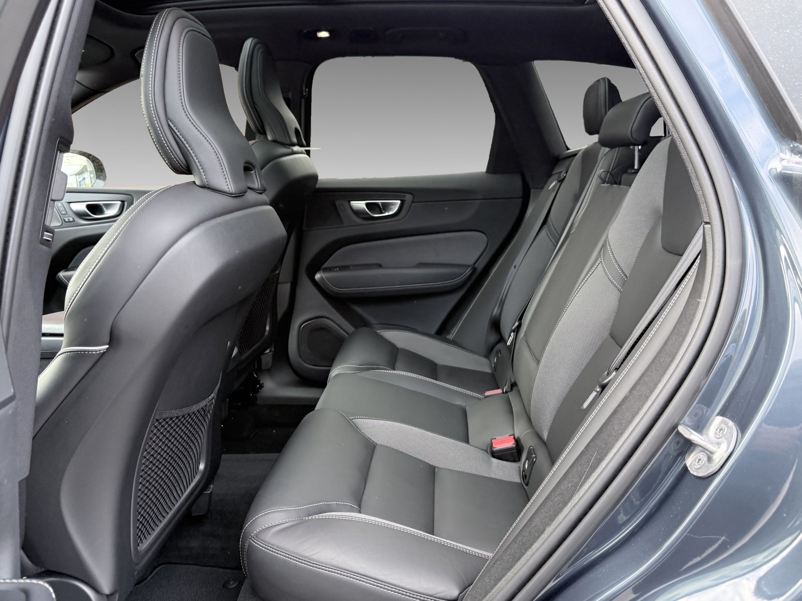 Volvo XC60 B4 Plus Dark AWD+360°+AHK+ACC+Business-Paket+HK+Panorama