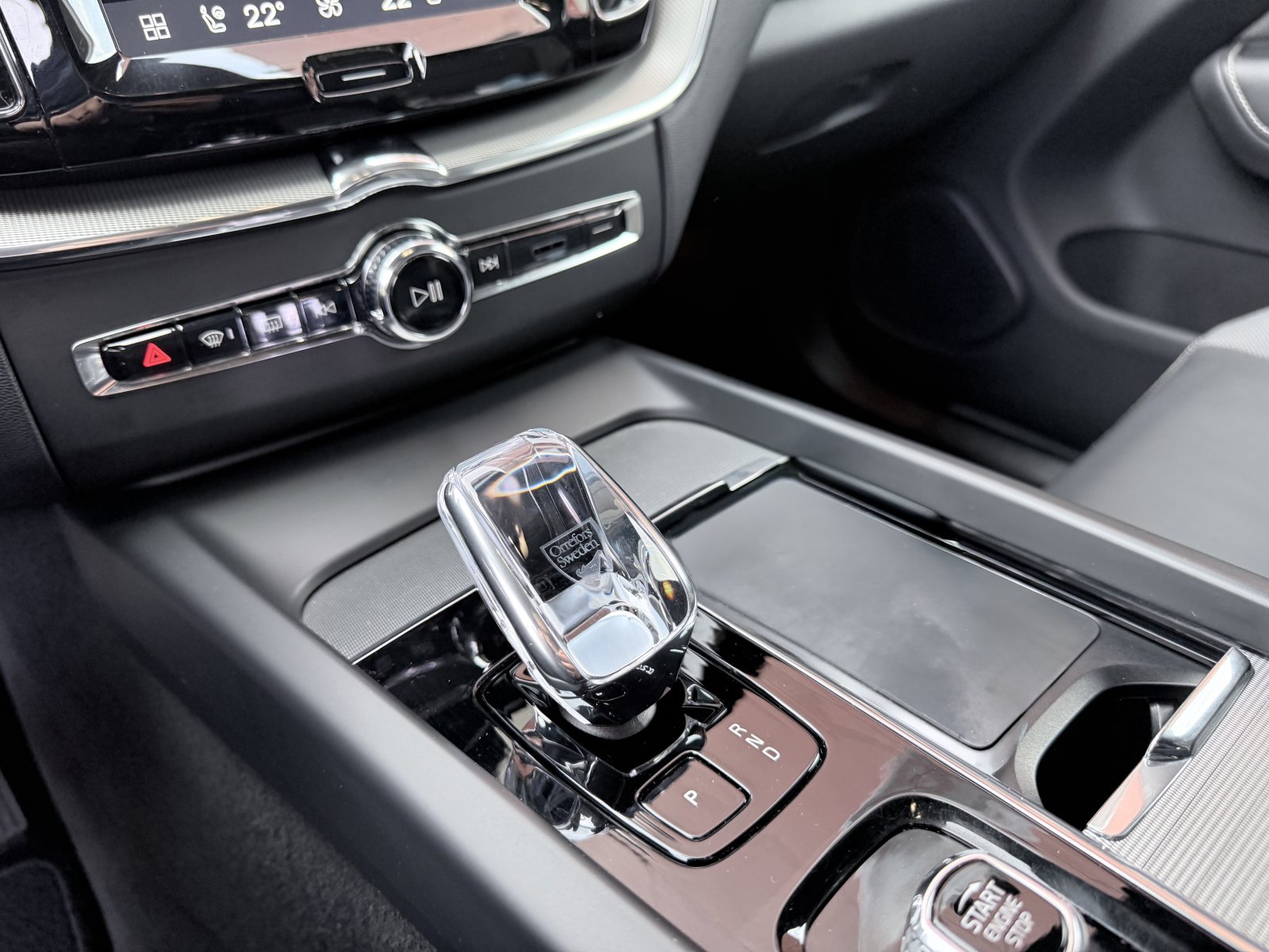 Volvo XC60 B4 Plus Dark AWD+360°+AHK+ACC+Business-Paket+HK+Panorama
