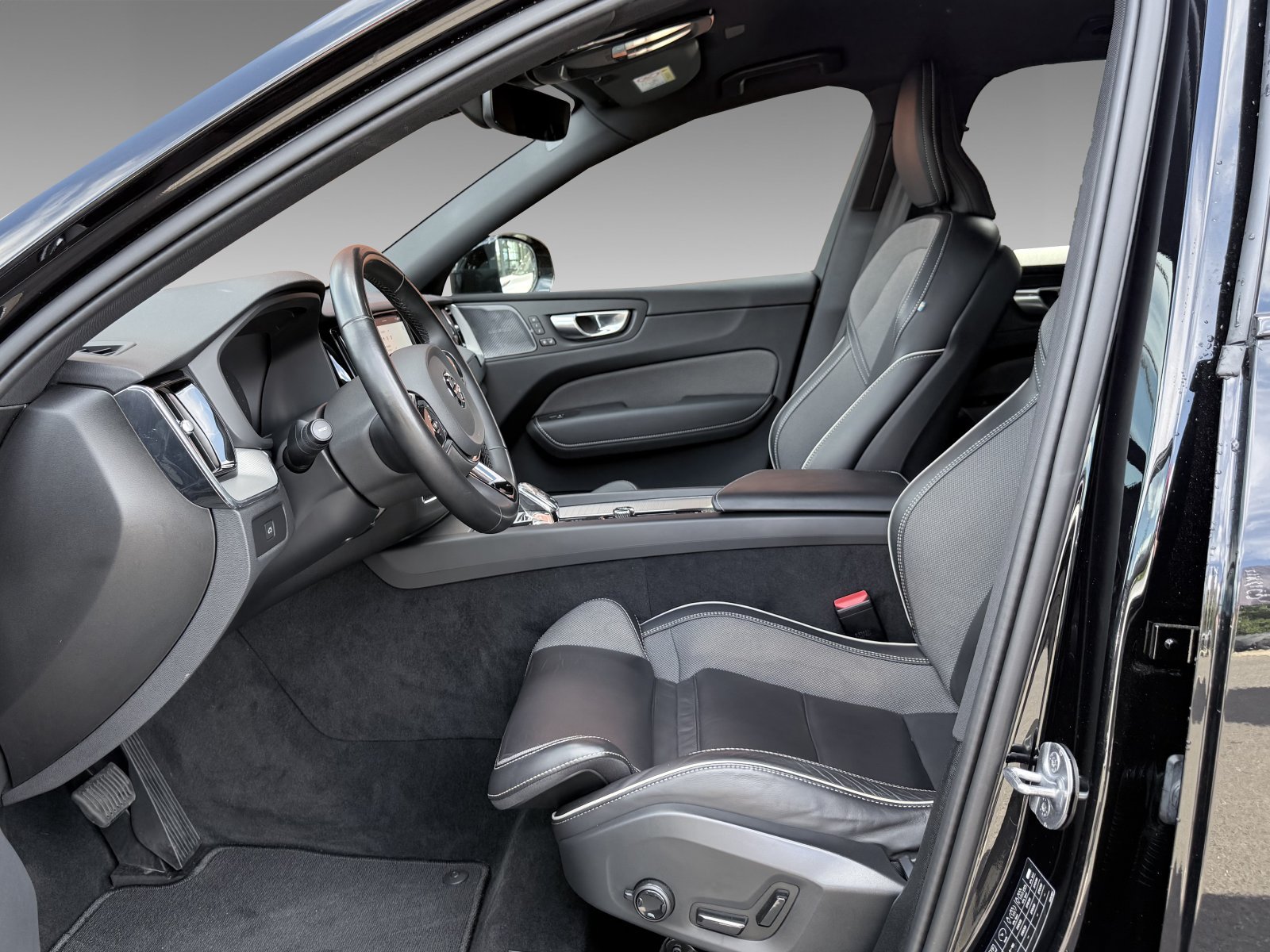 Volvo XC60 B4 Plus Dark+AHK+Business-Paket+Standheizung