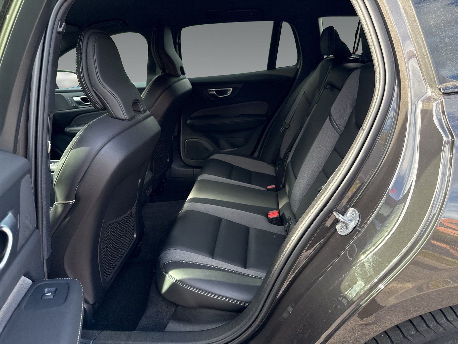 Volvo V60 B4 Plus Dark+Standheizung+Orrefors+Keyless