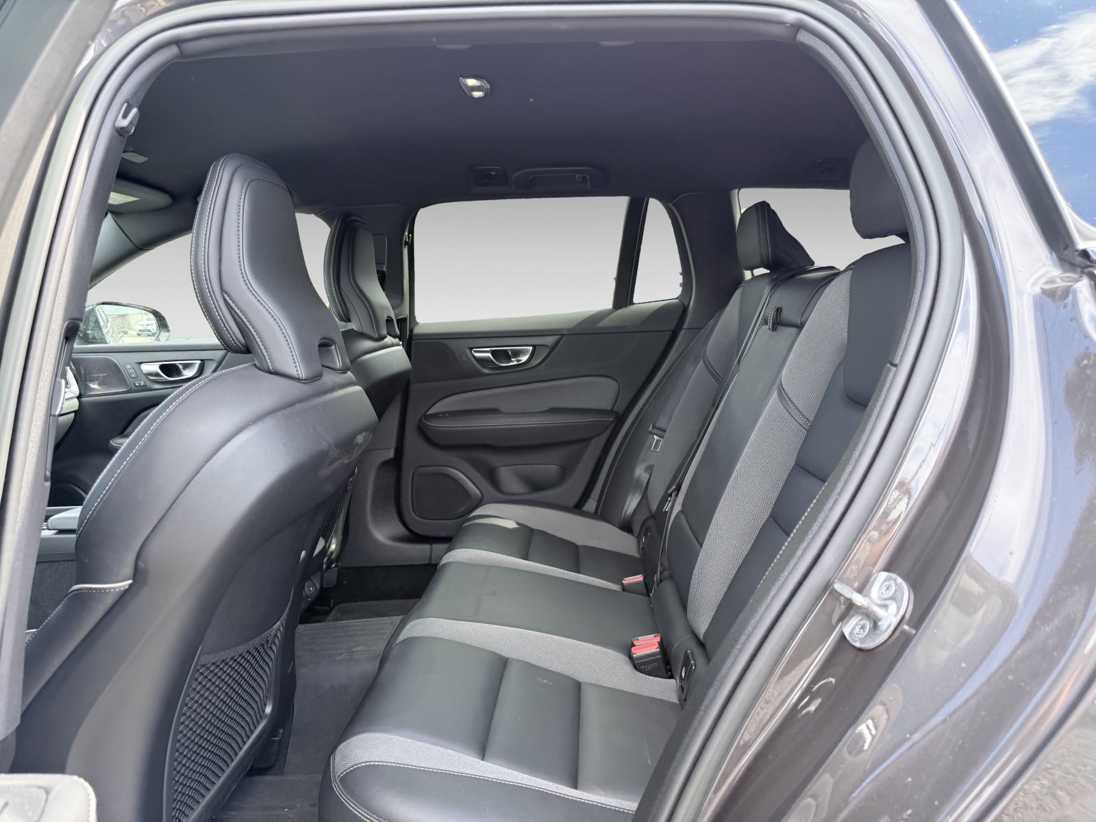 Volvo V60 B4 Plus Dark+Orrefors+Voll-LED-Scheinwerfer+ Frontscheibenheizung