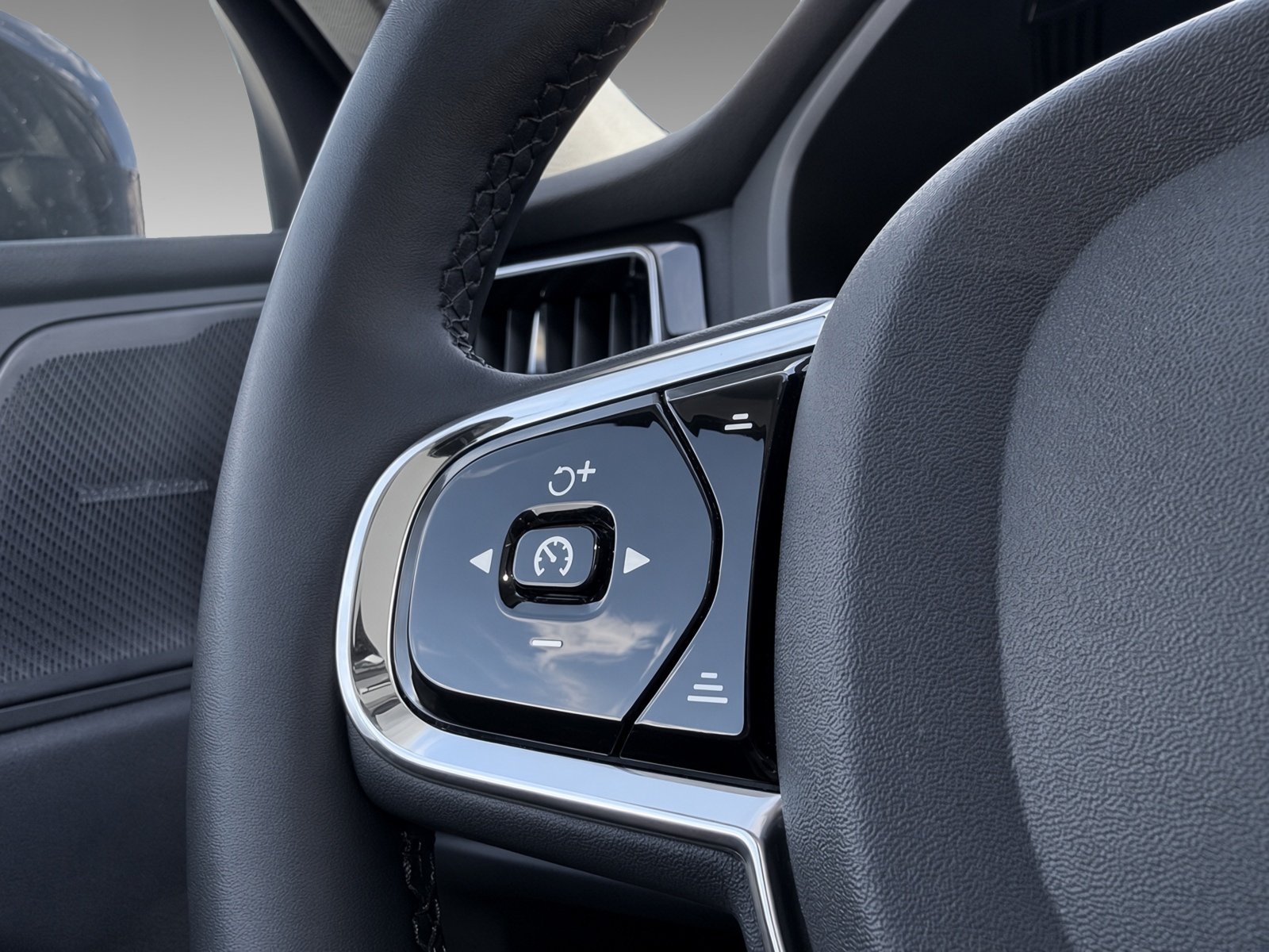Volvo XC60 B4 Plus Dark+Business-Paket+HK+Keyless