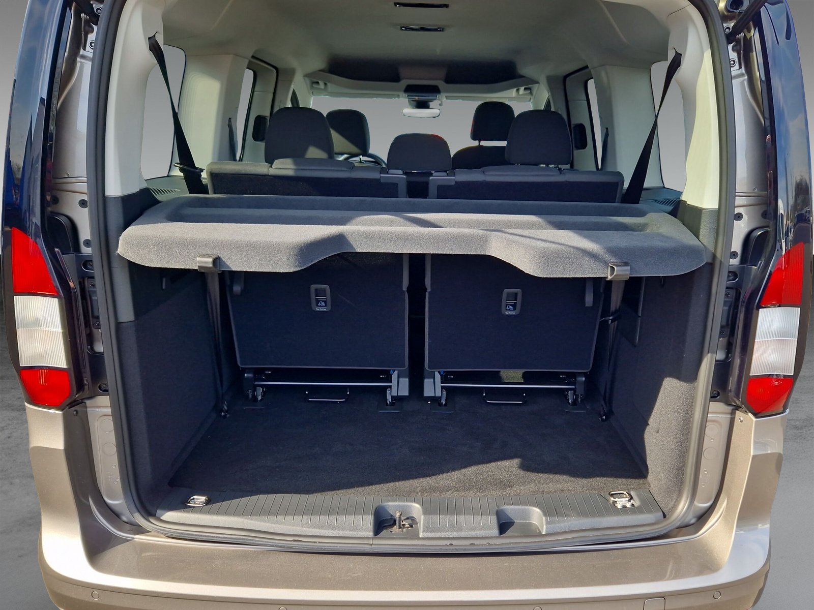 Ford Tourneo Connect Grand Titanium 2.0l TDci, 7 Sitzer, Navi, Klimaautomatik, RfKamera, Parkhilfe vorne+hinten