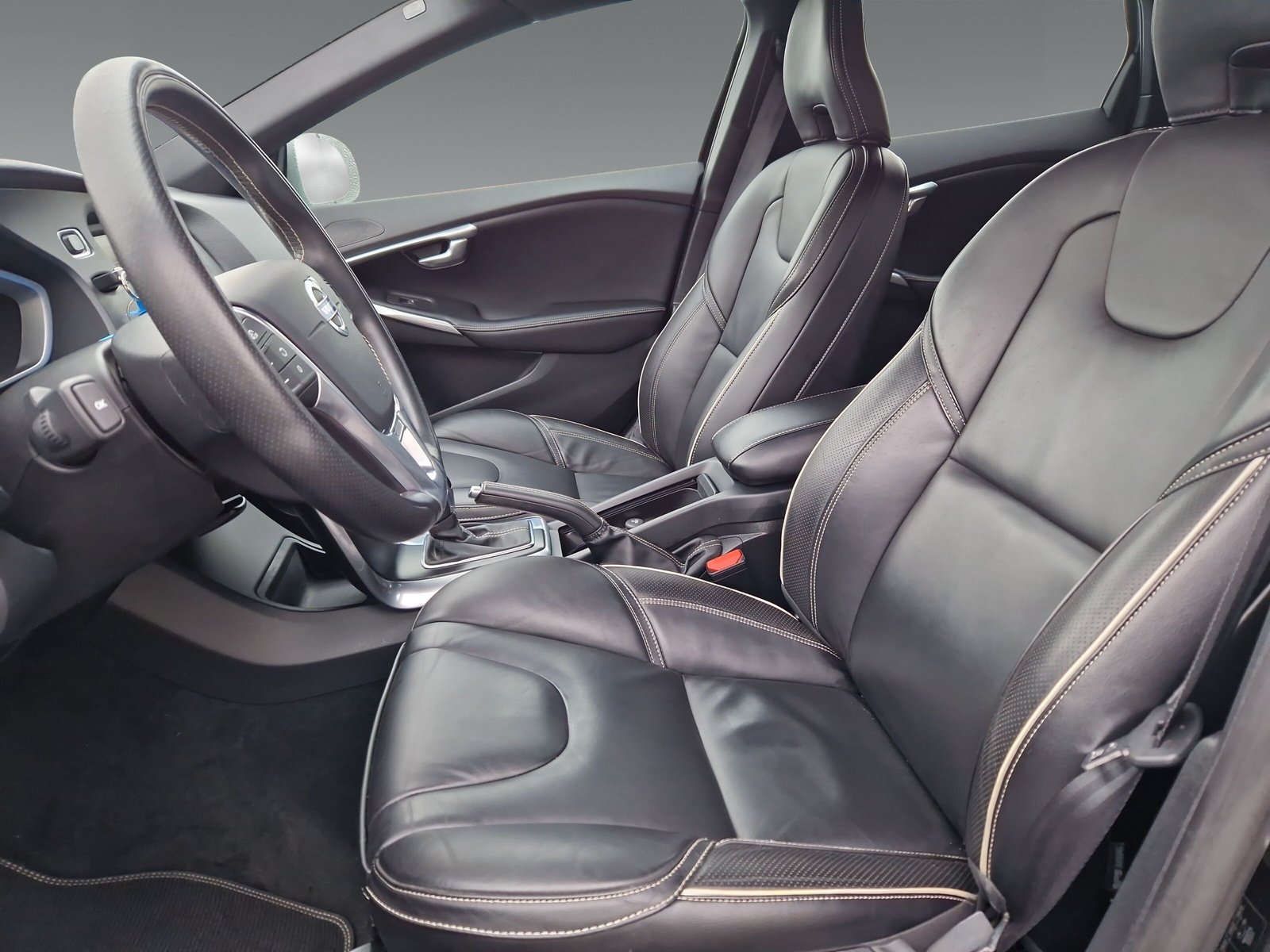 Volvo V 40 T3 Kinetic 1.5l 112KW(152PS) Automatik-Getriebe, R-Design-Paket, Sitzheizung, Klimaautomatik