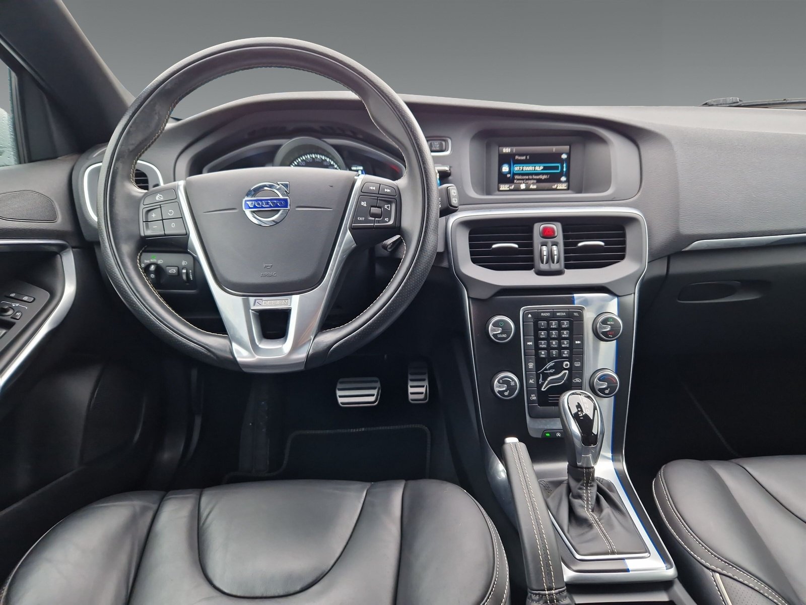 Volvo V 40 T3 Kinetic 1.5l 112KW(152PS) Automatik-Getriebe, R-Design-Paket, Sitzheizung, Klimaautomatik
