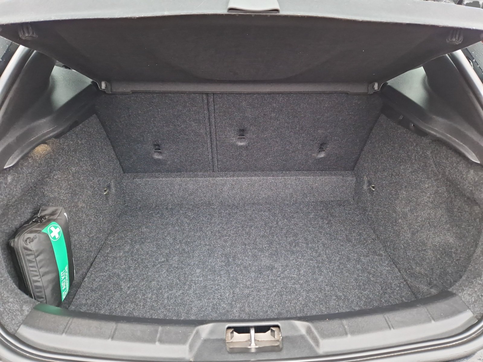 Volvo V 40 T3 Kinetic 1.5l 112KW(152PS) Automatik-Getriebe, R-Design-Paket, Sitzheizung, Klimaautomatik