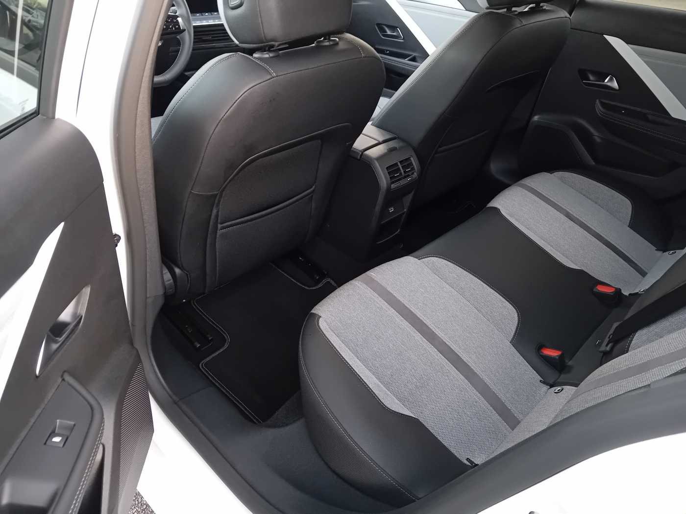 Opel Astra Sports Tourer 1.2 Elegance KEYLESS RFKAM*